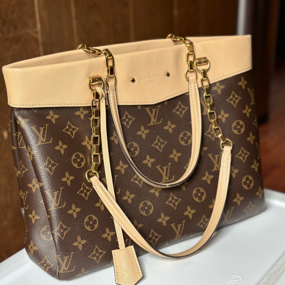 Louis Vuitton
Pallas Shopper Monogram Canvas and Calfskin
Condition: Great